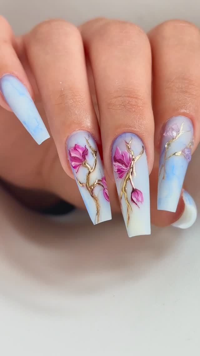 Nägel in Hellblau mit gemalten Magnolien